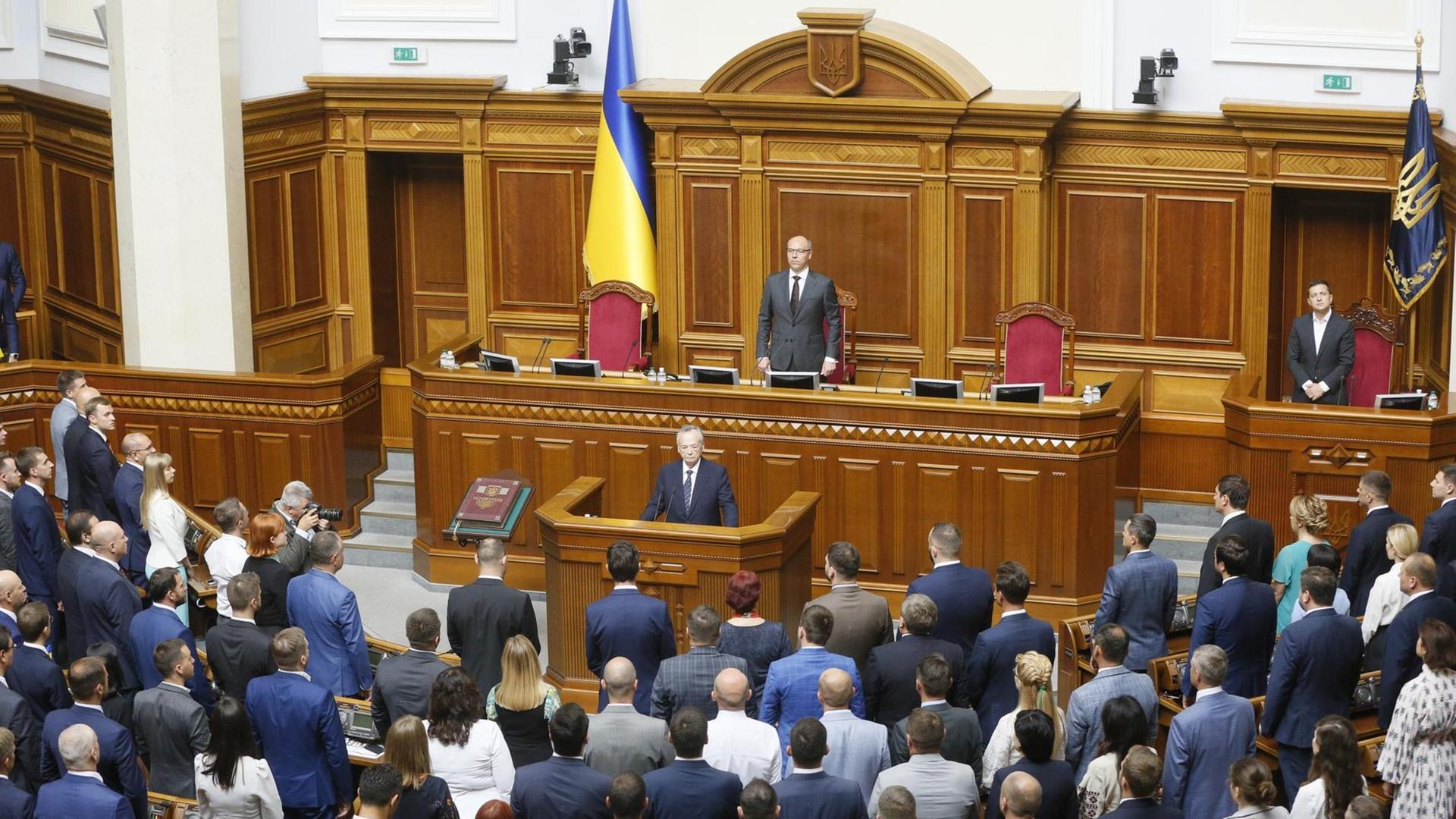 Abgeordnete bei der ersten Sitzung des neuen ukrainischen parlaments.