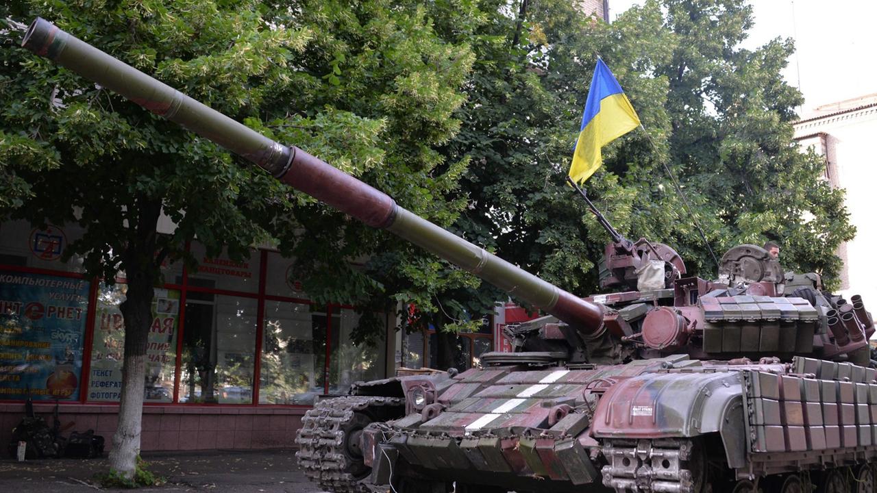 Ein ukrainischer Panzer im Zentrum von Slawjansk nach der Rückeroberung. Ein ukrainischer Panzer im Zentrum von Slawjansk nach der Rückeroberung.