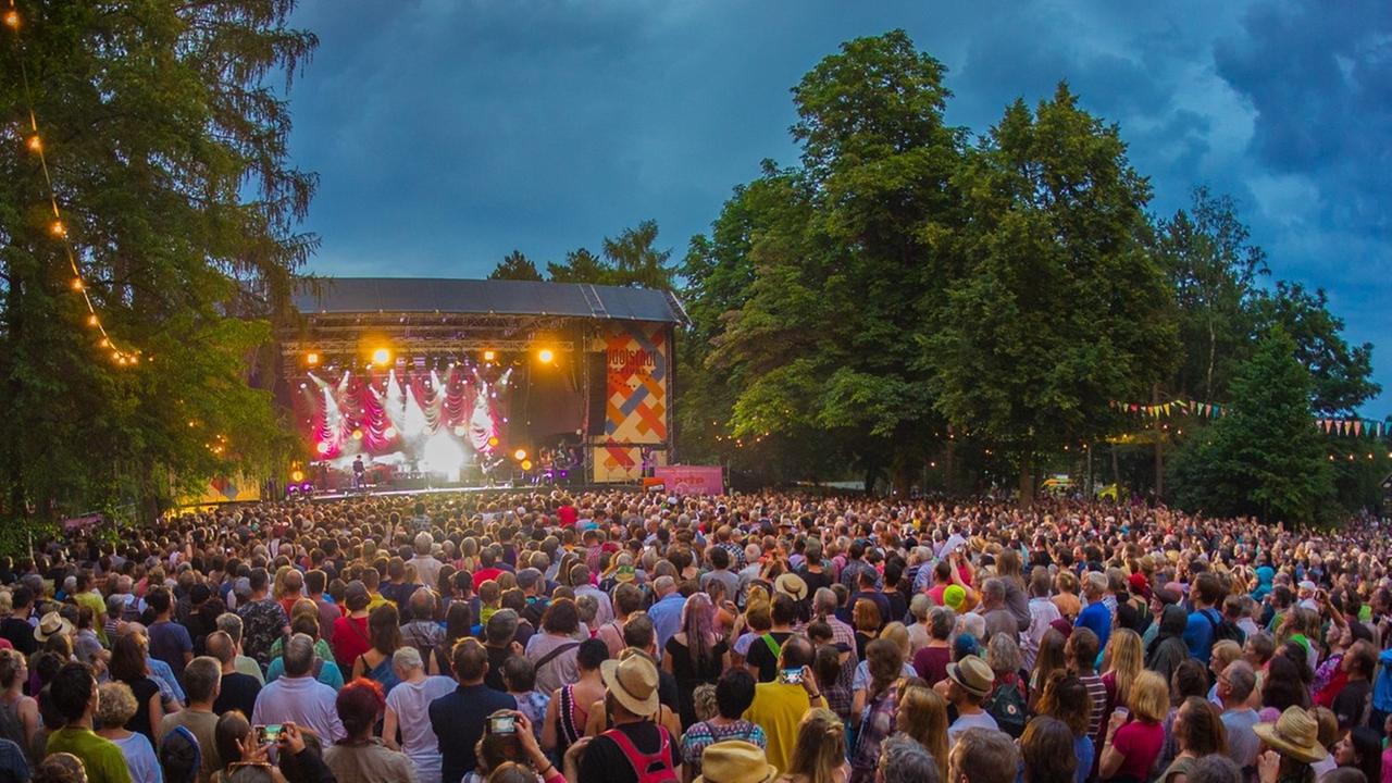 Parkbühne mit Publikum Parkbühne mit Publikum