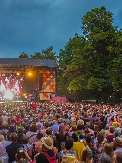 Parkbühne mit Publikum