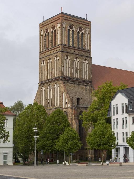 Blick auf den Markt der Stadt Anklam im Landkreis Vorpommern-Greifswald. Zu sehen sit die Nikolaikirche und alte Häuser.