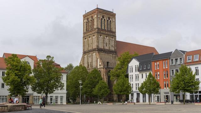 Blick auf den Markt der Stadt Anklam im Landkreis Vorpommern-Greifswald. Zu sehen sit die Nikolaikirche und alte Häuser.
