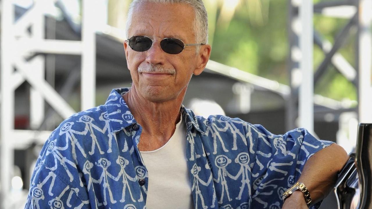 Keith Jarrett lehnt sich im Sitzen ans Klavier Keith Jarrett lehnt sich im Sitzen ans Klavier