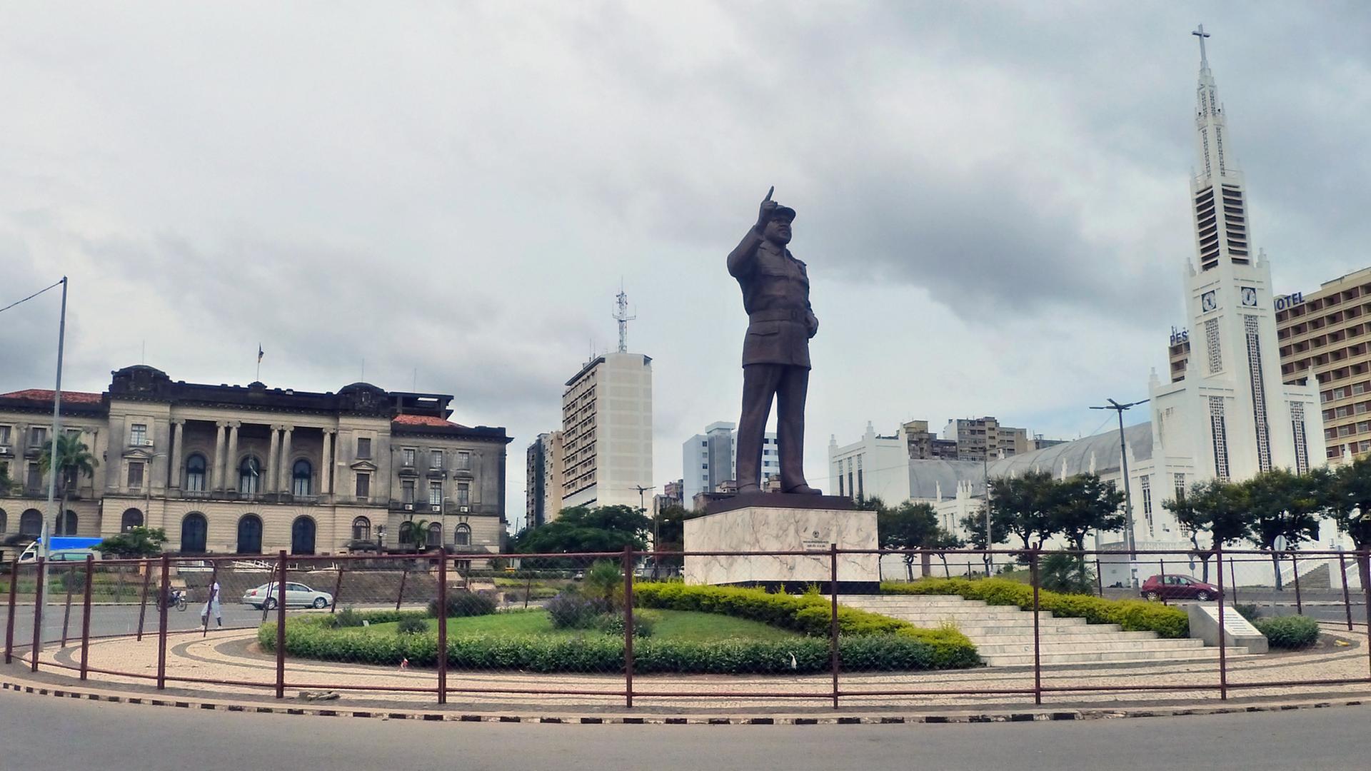 Die Samora-Machel-Statue auf dem Platz der Unabhängigkeit in Maputo, der Hauptstadt von Mosambik Die Samora-Machel-Statue auf dem Platz der Unabhängigkeit in Maputo, der Hauptstadt von Mosambik
