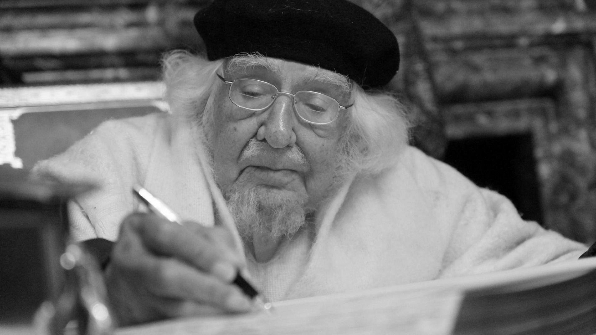 Der Dichter, katholische Befreiungstheologe und ehemalige Kulturminister von Nicaragua, Ernesto Cardenal, trägt sich im Kaminsaal des Bremer Rathauses in das Goldene Buch der Hansestadt Bremen ein. Der Bremer Senat empfing den 89-Jährigen zum Start einer bundesweiten Lesereise. Der Dichter, katholische Befreiungstheologe und ehemalige Kulturminister von Nicaragua, Ernesto Cardenal, trägt sich im Kaminsaal des Bremer Rathauses in das Goldene Buch der Hansestadt Bremen ein. Der Bremer Senat empfing den 89-Jährigen zum Start einer bundesweiten Lesereise.