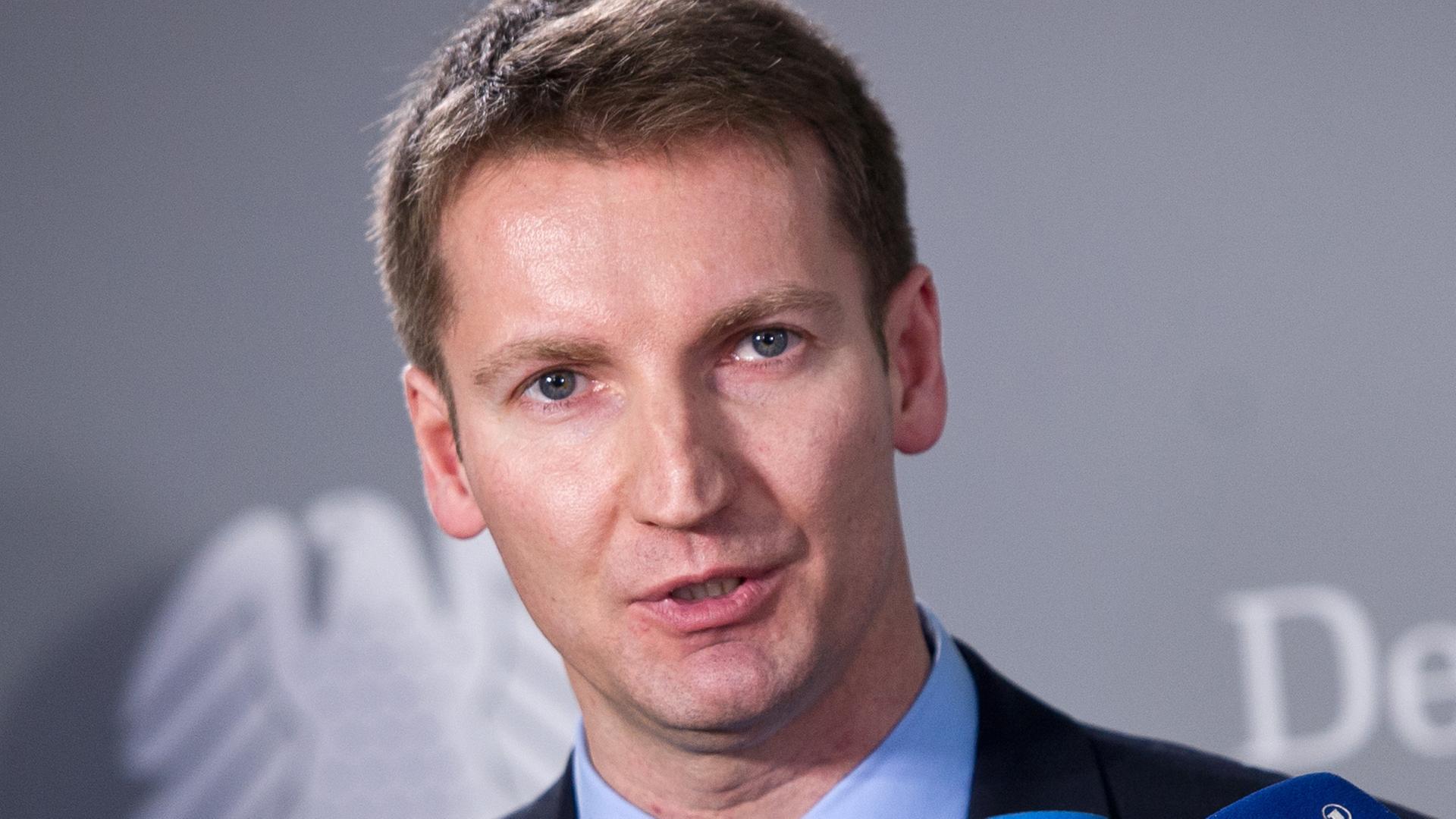 Patrick Sensburg, Obmann der CDU, spricht in Mikrofone von Journalisten. Patrick Sensburg, Obmann der CDU, spricht in Mikrofone von Journalisten.