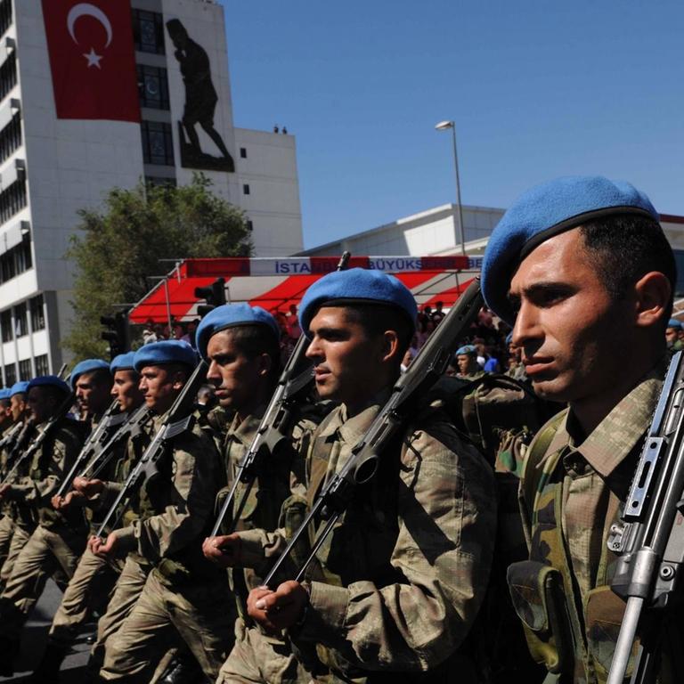 Türkische Soldaten bei einer Parade in Istanbul. 