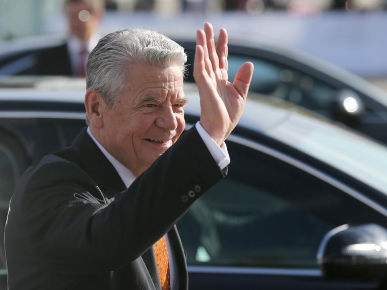 Bundespräsident Joachim Gauck winkt in die Menge bei seiner Ankunft in Leipzig zum Festakt zur Friedlichen Revolution.