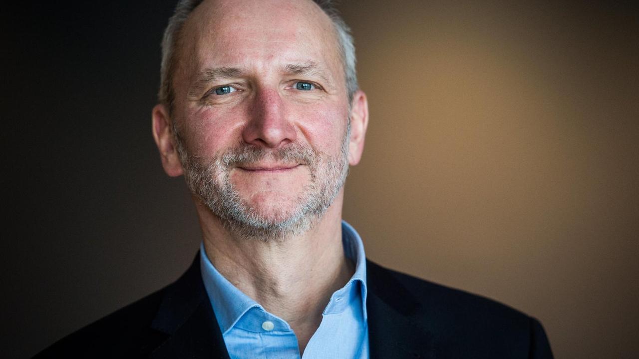 Der Intendant der Deutschen Oper, Dietmar Schwarz, blickt am 21.03.2017 in Berlin in die Kamera der Fotografin und lächelt. Der Intendant der Deutschen Oper, Dietmar Schwarz, blickt am 21.03.2017 in Berlin in die Kamera der Fotografin und lächelt.