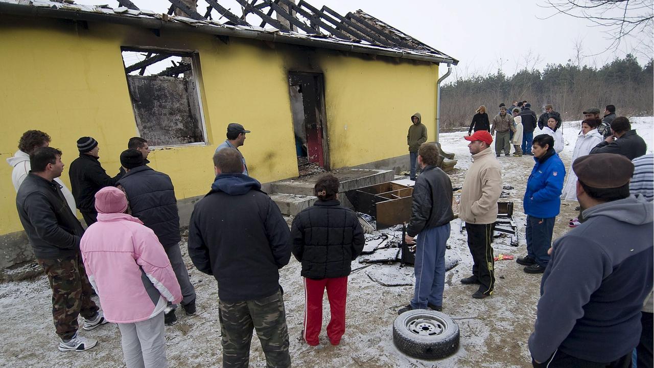 Ein Tatort nach einer "Treibjagd" von Rechtsradikalen auf Roma in Ungarn: Ein abgebranntes Haus im Dorf Tatárszentgyörgy, aufgenommen am 24.2.2009