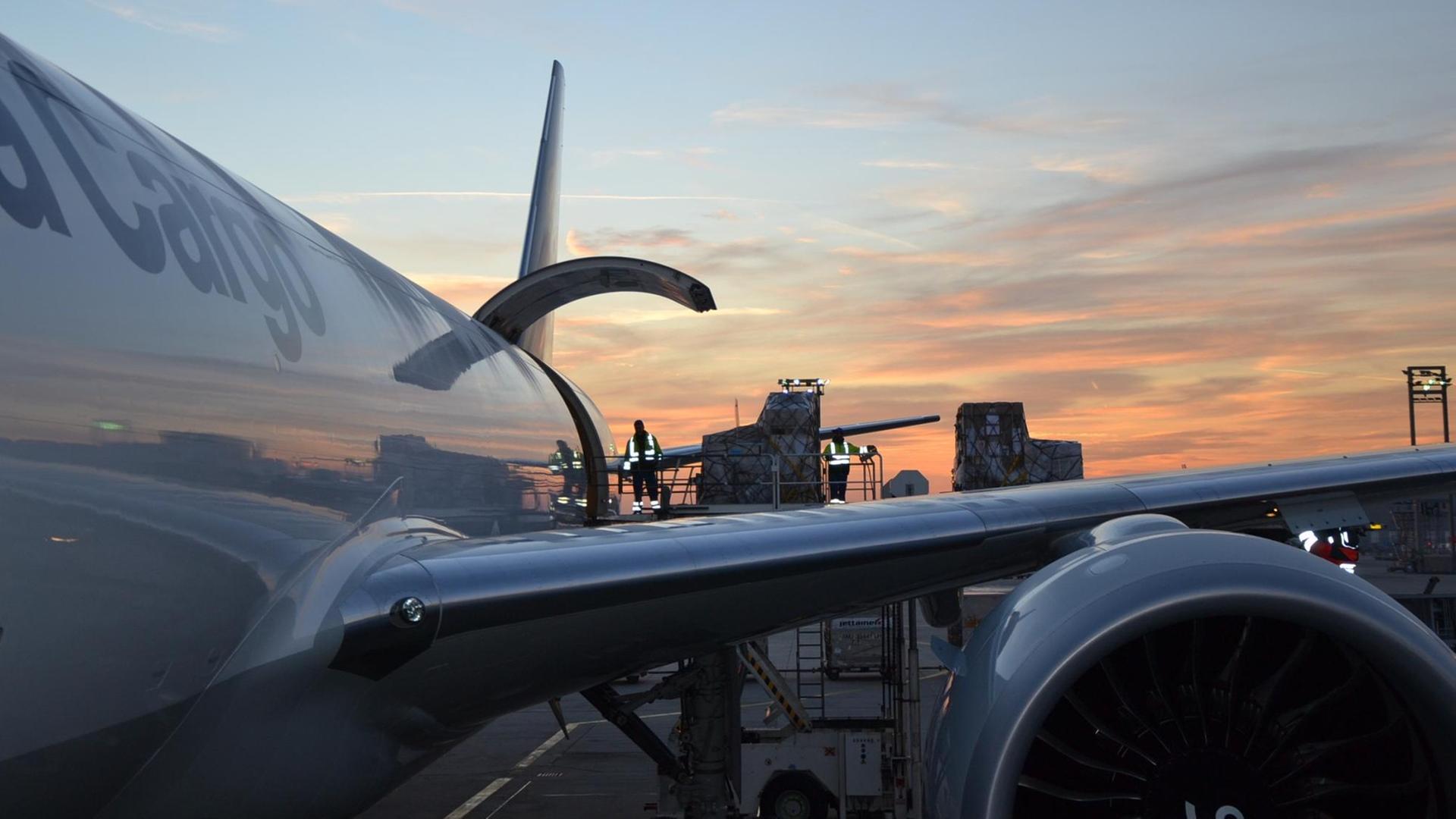 EIne LUfthansa Cargo Maschine wird beladen, im Hintergrund Abendrot. EIne LUfthansa Cargo Maschine wird beladen, im Hintergrund Abendrot.