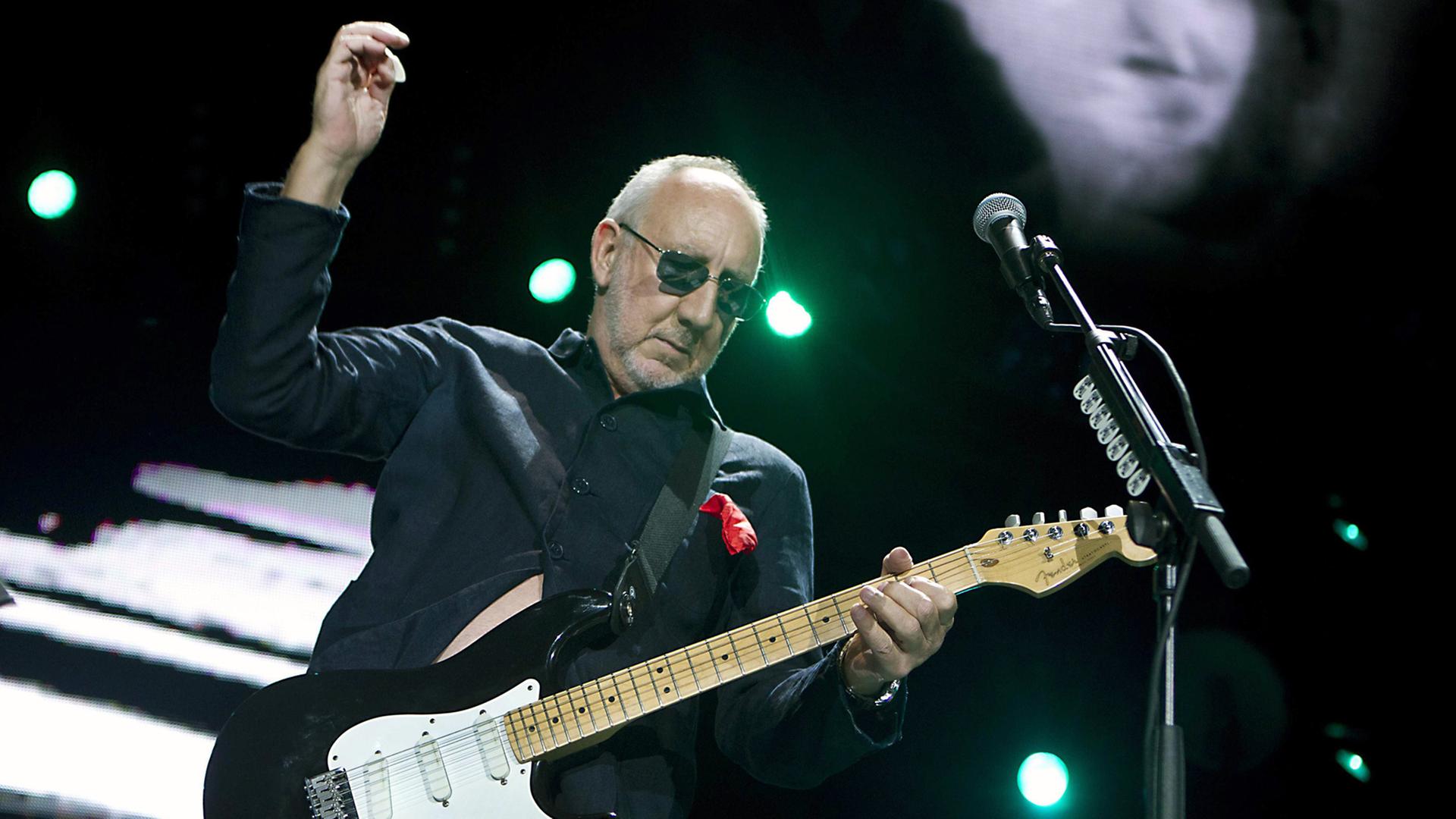 Gitarrist Pete Townshend performt 2013 mit seiner Band The Who die Rock-Oper "Quadrophenia" im Ziggodome in Amsterdam. Gitarrist Pete Townshend performt 2013 mit seiner Band The Who die Rock-Oper "Quadrophenia" im Ziggodome in Amsterdam.