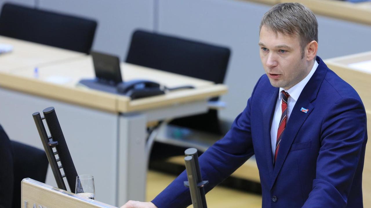 Andre Poggenburg, Fraktionsvorsitzender der Alternative für Deutschland (AfD), spricht am 16.12.2016 im Plenarsaal vom Landtag Sachsen-Anhalt in Magdeburg. Andre Poggenburg, Fraktionsvorsitzender der Alternative für Deutschland (AfD), spricht am 16.12.2016 im Plenarsaal vom Landtag Sachsen-Anhalt in Magdeburg.