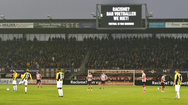 "Rassismus? Dann spielen wir nicht". Dieser Satz prangt am Wochenende auf allen Anzeigetafeln in der 1. und 2. Niederländischen Liga.