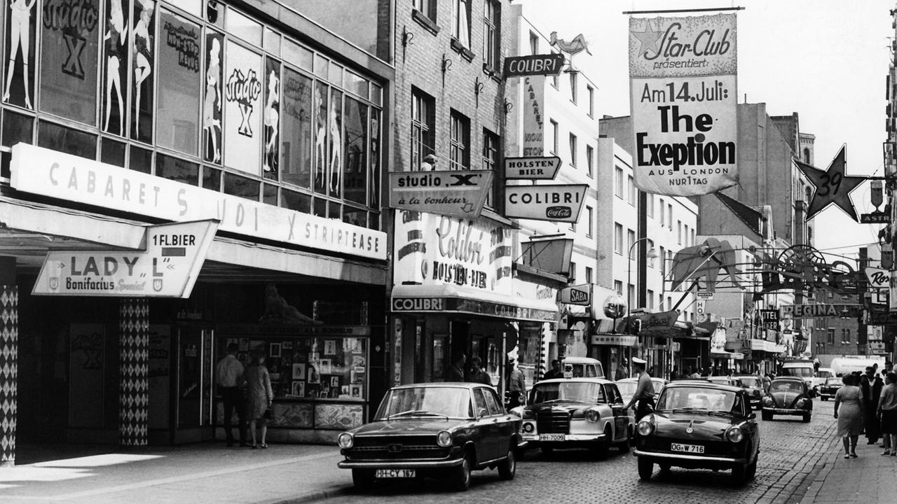 Blick auf die Große Freiheit, eine Seitenstraße der Reeperbahn, im Hamburger Vergnügungsviertel in St. Pauli 1962 Blick auf die Große Freiheit, eine Seitenstraße der Reeperbahn, im Hamburger Vergnügungsviertel in St. Pauli 1962