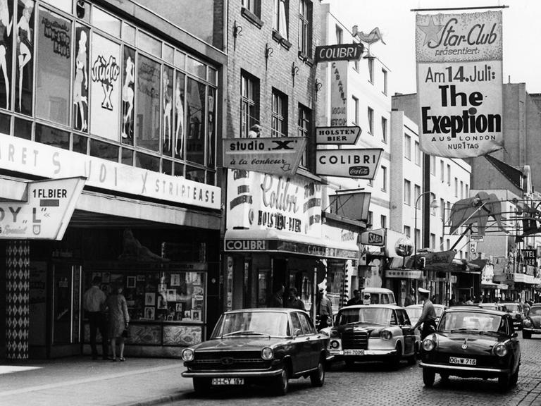 Blick auf die Große Freiheit, eine Seitenstraße der Reeperbahn, im Hamburger Vergnügungsviertel in St. Pauli 1962