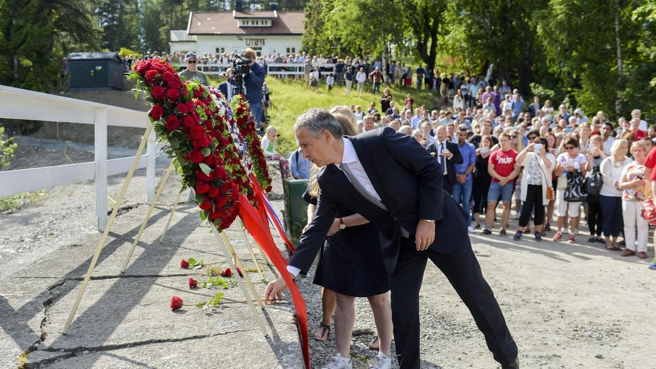 Der frühere norwegische Ministerpräsident Stolenberg legt auf Utøya einen Kranz nieder. Der frühere norwegische Ministerpräsident Stolenberg legt auf Utøya einen Kranz nieder.