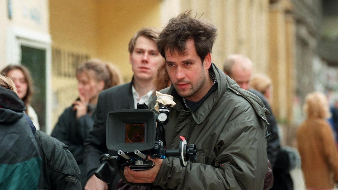 Der Regisseur Christoph Schlingensief am 30.10.1996 in Berlin bei Dreharbeiten zu seinem Film "Die 120 Tage von Bottrop - Der letzte Neue Deutsche Film".