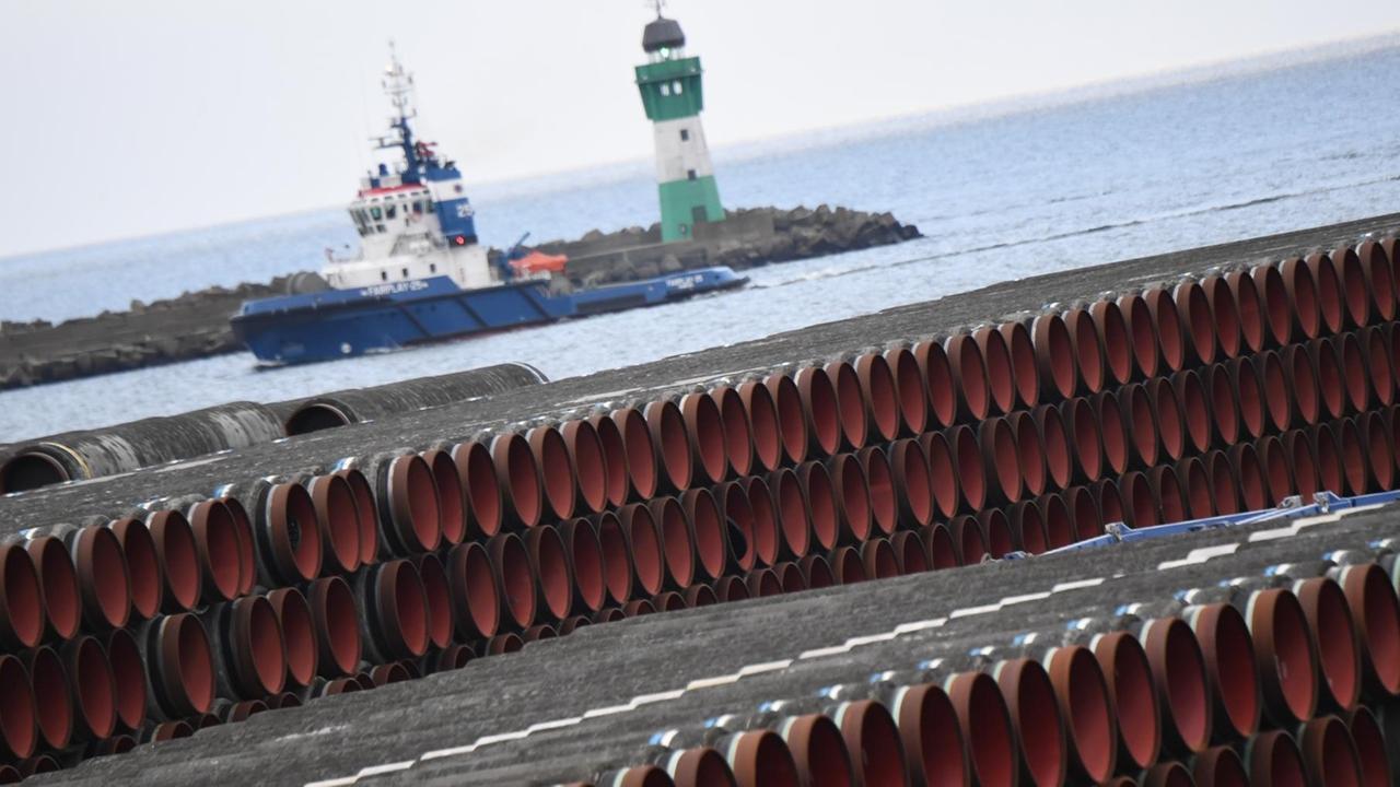 Rohren für den Bau der Erdgaspipeline Nord Stream 2 von Russland nach Deutschland werden im Hafen Mukran auf der Insel Rügen gelagert.Die Bundesregierung hält trotz der Inhaftierung des Kreml-Kritikers Nawalny an der umstrittenen Gaspipeline Nord Stream 2 zwischen Russland und Deutschland fest. Mecklenburg-Vorpommern plant mit Hilfe einer landeseigenen Stiftung die Fertigstellung der umstrittenen Ostsee-Gaspipeline Nord Stream 2 zu sichern. Rohren für den Bau der Erdgaspipeline Nord Stream 2 von Russland nach Deutschland werden im Hafen Mukran auf der Insel Rügen gelagert.Die Bundesregierung hält trotz der Inhaftierung des Kreml-Kritikers Nawalny an der umstrittenen Gaspipeline Nord Stream 2 zwischen Russland und Deutschland fest. Mecklenburg-Vorpommern plant mit Hilfe einer landeseigenen Stiftung die Fertigstellung der umstrittenen Ostsee-Gaspipeline Nord Stream 2 zu sichern.