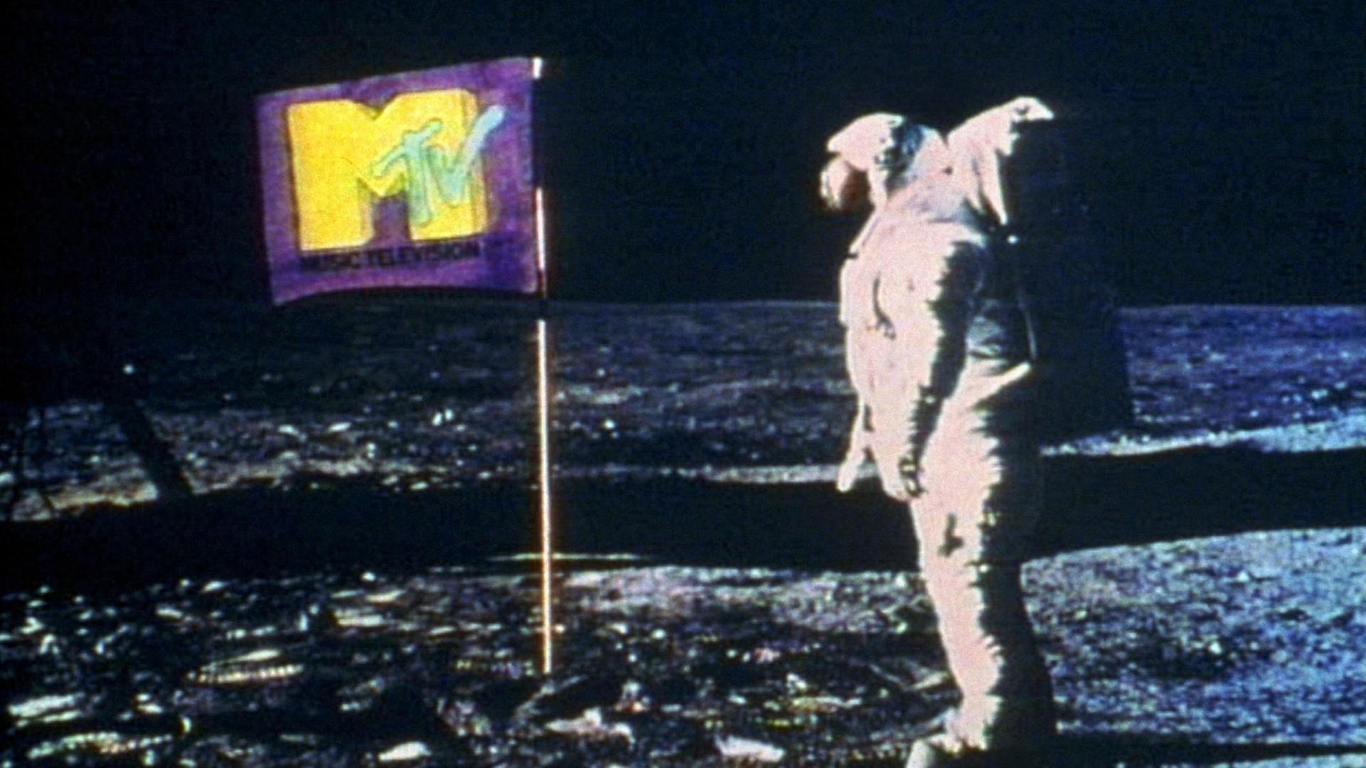 Mit einem frechen Spot präsentierte sich der nagelneue Kabelsender MTV in seiner ersten US-Sendung am 1. August 1981: In den historischen Aufnahmen von der ersten Mondlandung, die Neil Armstrong beim Hissen der amerikanischen Flagge zeigen, wurde das Sternenbanner kurzerhand mit dem MTV-Logo ersetzt (undatiertes MTV-Handout). Seit 1987 gibt es MTV auch in Europa. In Deutschland ist MTV streng genommen erst seit Juni 1988 zu sehen. Damals schalteten sich knapp 52.000 Haushalte ein. Das erste Live-Programm wurde am 7. November 1989 gesendet, zwei Tage vor dem Fall der Berliner Mauer. Mit einem frechen Spot präsentierte sich der nagelneue Kabelsender MTV in seiner ersten US-Sendung am 1. August 1981: In den historischen Aufnahmen von der ersten Mondlandung, die Neil Armstrong beim Hissen der amerikanischen Flagge zeigen, wurde das Sternenbanner kurzerhand mit dem MTV-Logo ersetzt (undatiertes MTV-Handout). Seit 1987 gibt es MTV auch in Europa. In Deutschland ist MTV streng genommen erst seit Juni 1988 zu sehen. Damals schalteten sich knapp 52.000 Haushalte ein. Das erste Live-Programm wurde am 7. November 1989 gesendet, zwei Tage vor dem Fall der Berliner Mauer.