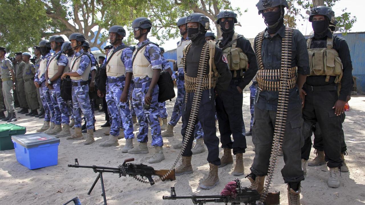 Somalische Soldaten bereiten sich am 07.02.2017 in Mogadischu auf die Sicherung der Hauptstadt vor. Unter stark verschärften Sicherheitsvorkehrungen wählt das somalische Parlament einen neuen Präsidenten. Somalische Soldaten bereiten sich am 07.02.2017 in Mogadischu auf die Sicherung der Hauptstadt vor. Unter stark verschärften Sicherheitsvorkehrungen wählt das somalische Parlament einen neuen Präsidenten.