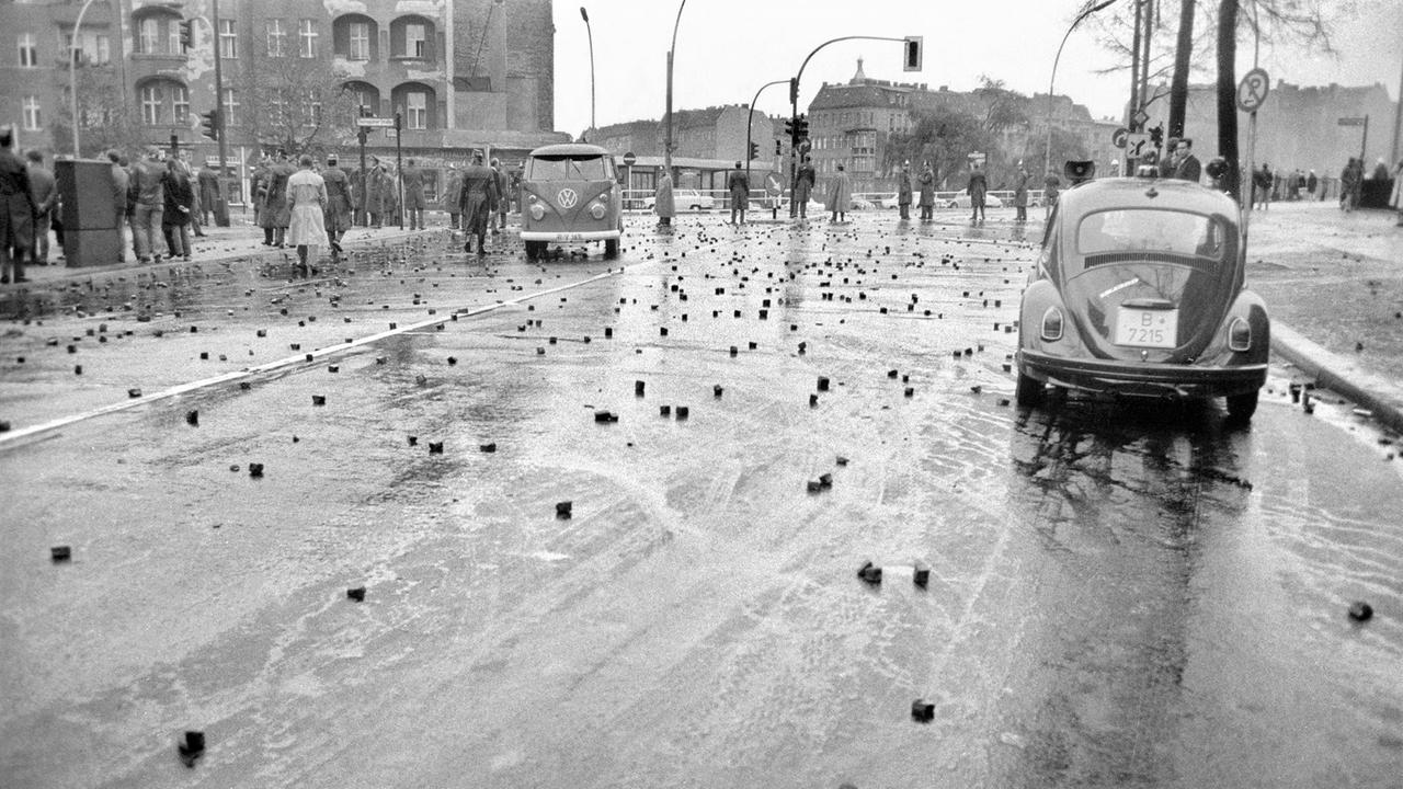 Pflastersteine als Spuren der Gewalt: Am 4. November 1968 kommt es am Berliner Landesgericht zur "Schlacht am Tegeler Weg". Auslöser ist ein Ehrengerichtsverfahren gegen Rechtsanwalt Horst Mahler.