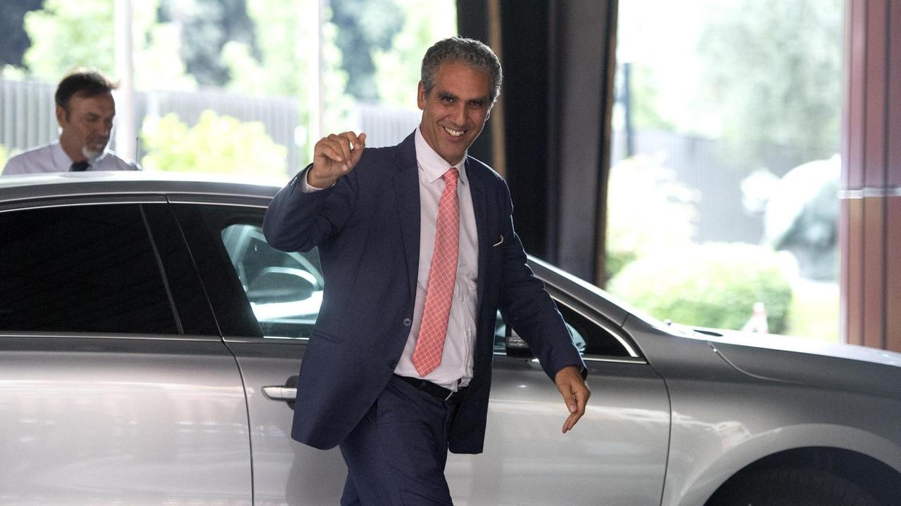 Der Rai-Präsident Marcello Foa steigt vor den Rai-Büros aus einem Auto. Der Rai-Präsident Marcello Foa steigt vor den Rai-Büros aus einem Auto.