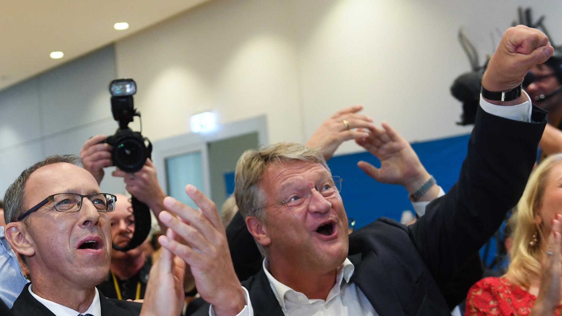 Jörg Urban, Spitzenkandidat der AfD, und Jörg Meuthen (r.), Bundesvorsitzender der AfD, jubeln auf der AfD-Wahlparty nach Bekanntgabe der ersten Ergebnisse zur Landtagswahl in Sachsen. Jörg Urban, Spitzenkandidat der AfD, und Jörg Meuthen (r.), Bundesvorsitzender der AfD, jubeln auf der AfD-Wahlparty nach Bekanntgabe der ersten Ergebnisse zur Landtagswahl in Sachsen.