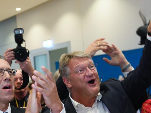 Jörg Urban, Spitzenkandidat der AfD, und Jörg Meuthen (r.), Bundesvorsitzender der AfD, jubeln auf der AfD-Wahlparty nach Bekanntgabe der ersten Ergebnisse zur Landtagswahl in Sachsen.