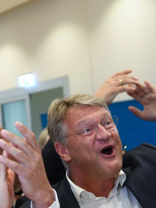 Jörg Urban, Spitzenkandidat der AfD, und Jörg Meuthen (r.), Bundesvorsitzender der AfD, jubeln auf der AfD-Wahlparty nach Bekanntgabe der ersten Ergebnisse zur Landtagswahl in Sachsen.