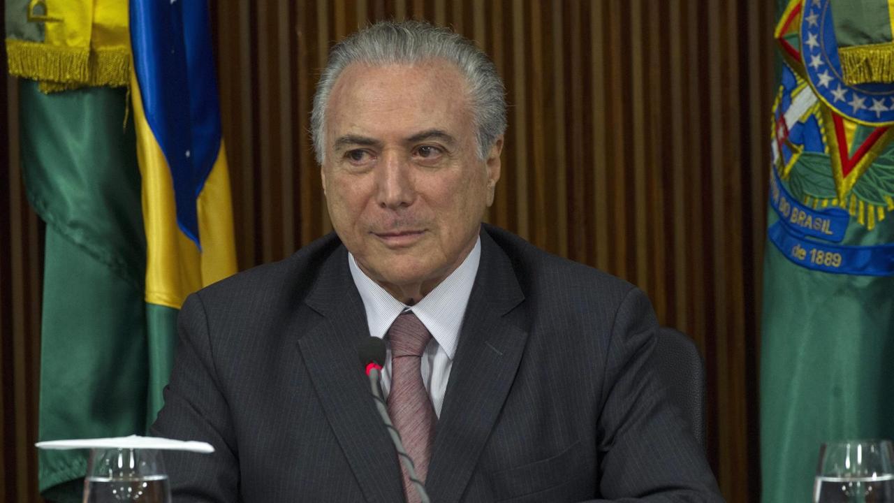 Brasiliens Präsident Michel Temer sitzt an seinem Schreibtisch Brasiliens Präsident Michel Temer sitzt an seinem Schreibtisch