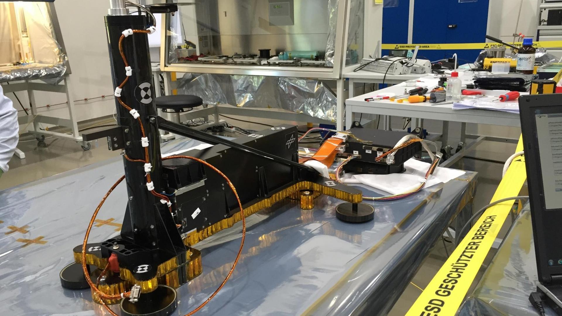 Das HP3-Experiment war vor dem Start der Mission beim Deutschen Zentrum für Luft- und Raumfahrt montiert und getestet worden. Das HP3-Experiment war vor dem Start der Mission beim Deutschen Zentrum für Luft- und Raumfahrt montiert und getestet worden.