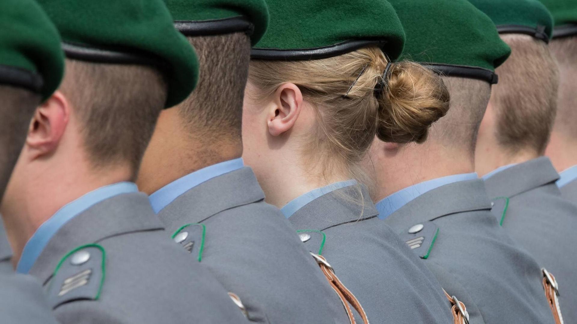 Beim Bund ist die Frisur vorgeschrieben. Beim Bund ist die Frisur vorgeschrieben.