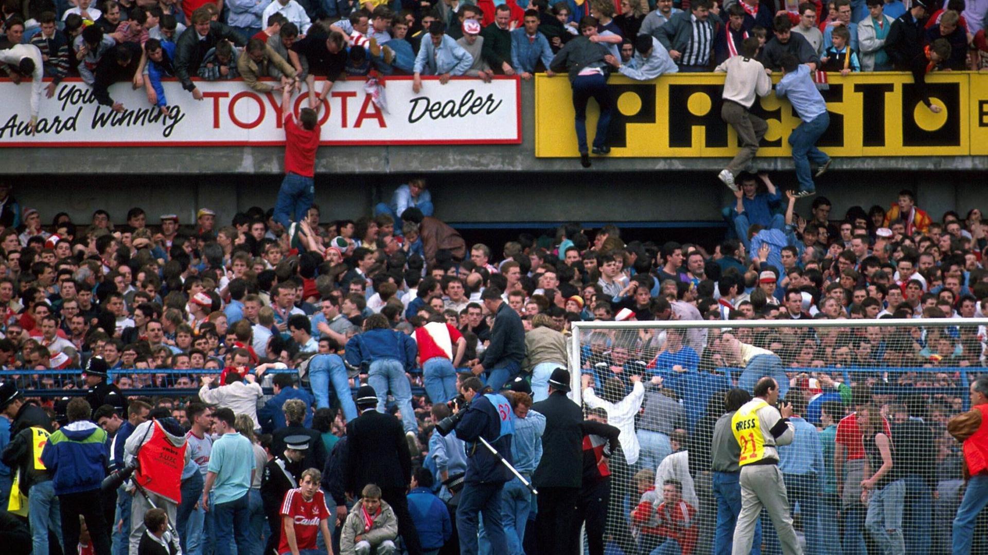 15.04.1989. Sheffield, England. Fans werden aus der Menge gezogen. 96 Menschen verlieren bei der Hillsborough-Katastrophe ihr Leben.