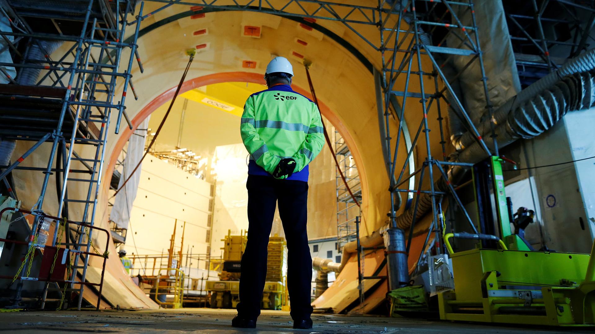 Ein Arbeiter steht auf der Baustelle des Atomkraftwerks in Flamanville im Nordwesten Frankreichs. Ein Arbeiter steht auf der Baustelle des Atomkraftwerks in Flamanville im Nordwesten Frankreichs.