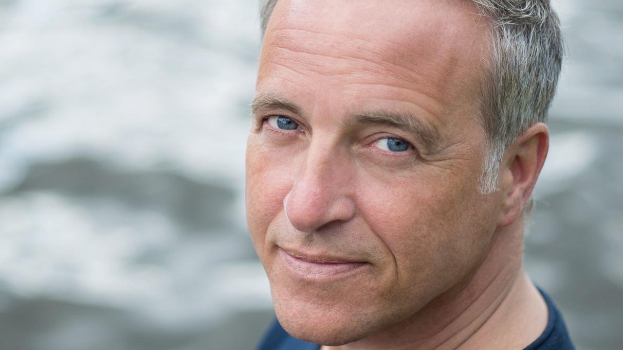 Torsten Hebel auf dem Cover seines Buches "Freischwimmer" Torsten Hebel auf dem Cover seines Buches "Freischwimmer"