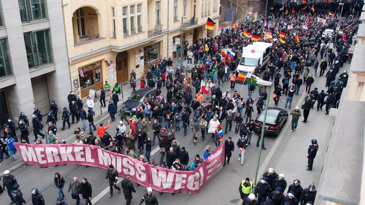 Tausende demonstrierten im März 2016 in Berlin gegen die Kanzlerin und ihre Flüchtlingspolitik. Tausende demonstrierten im März 2016 in Berlin gegen die Kanzlerin und ihre Flüchtlingspolitik.