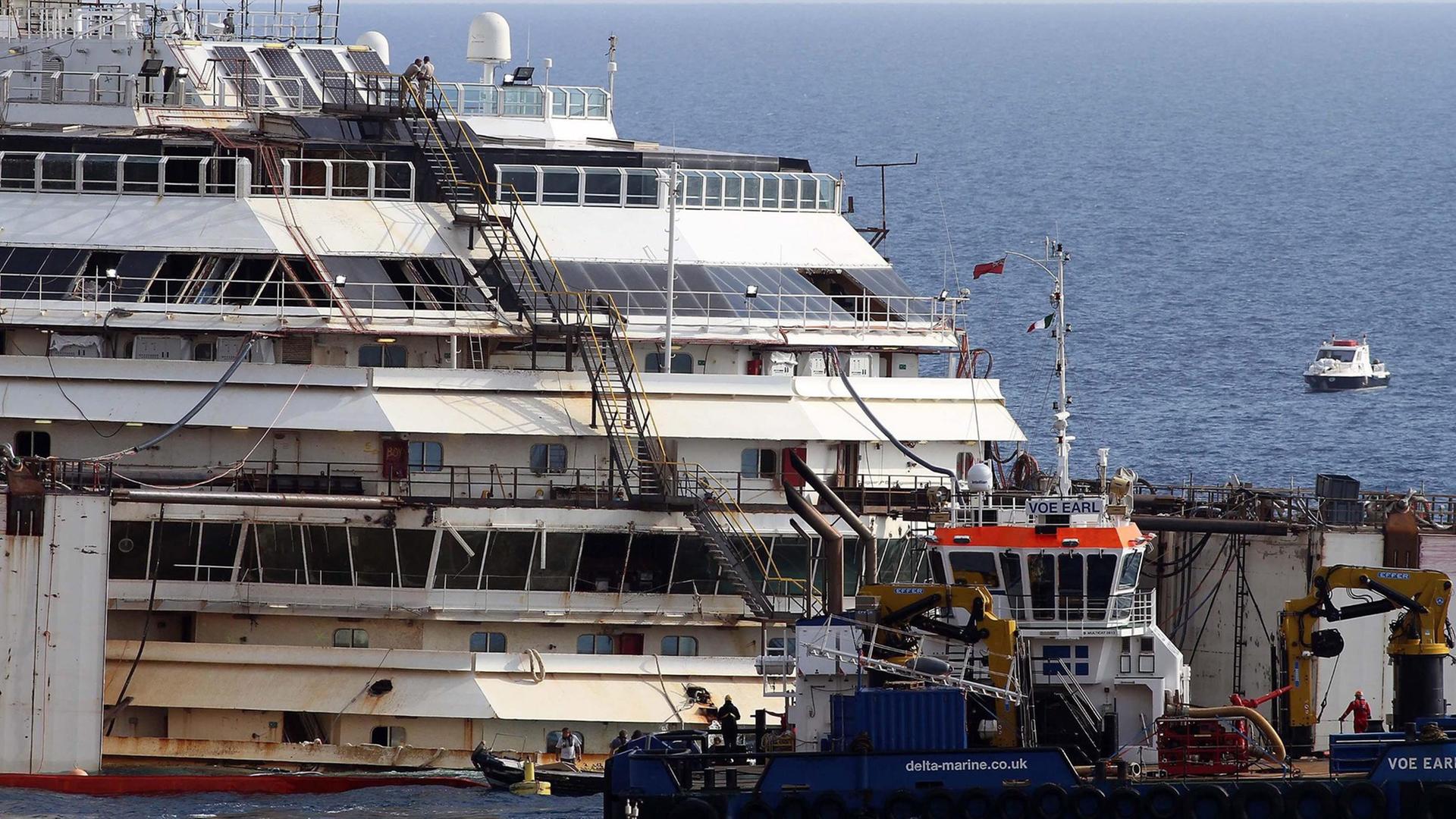 Blick auf das Wrack der Costa Concordia Blick auf das Wrack der Costa Concordia