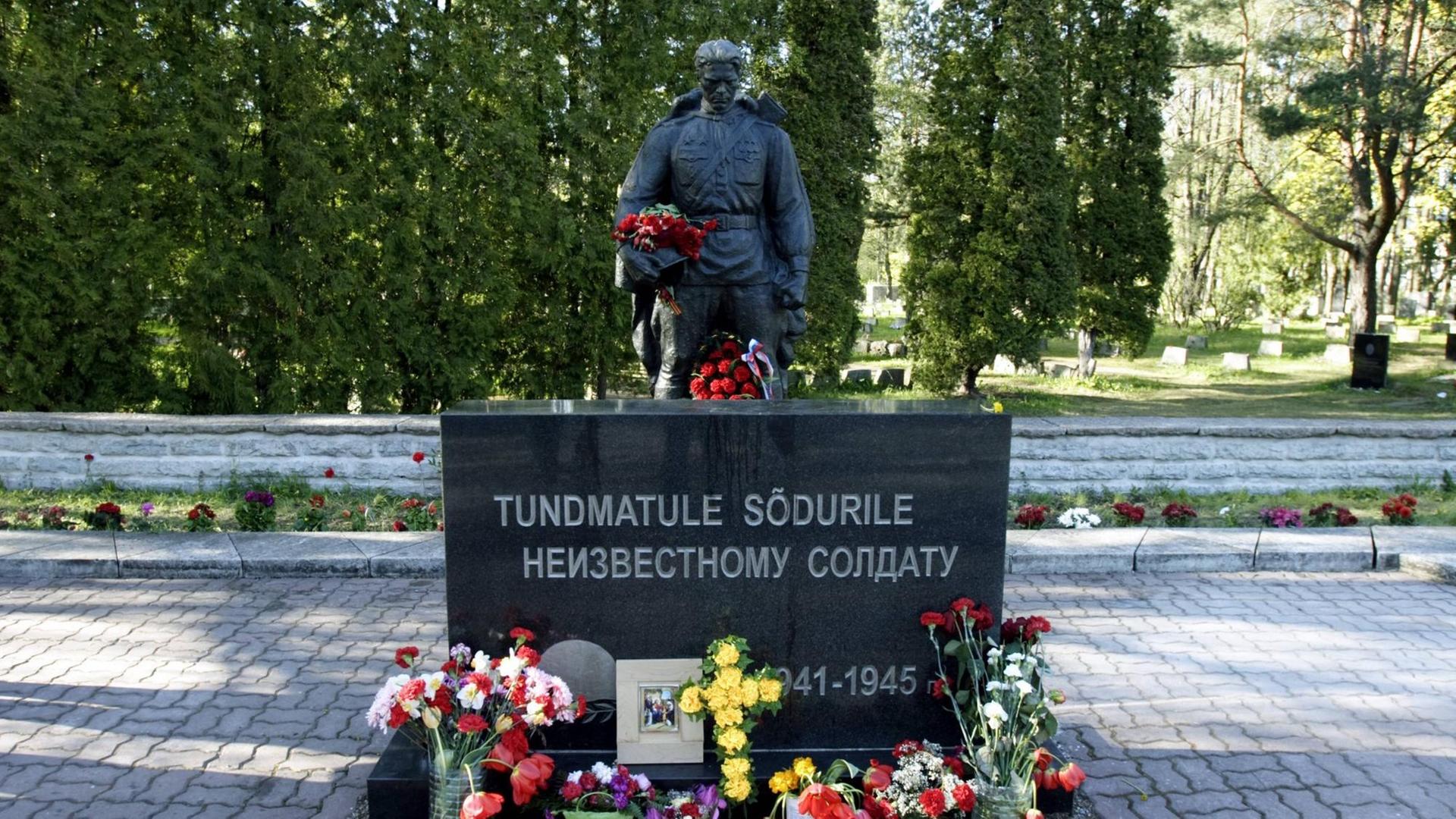 Denkmal für die im Zweiten Weltkrieg gefallenen sowjetischen Soldaten auf dem Militärfriedhof von Tallinn - Estland. Denkmal für die im Zweiten Weltkrieg gefallenen sowjetischen Soldaten auf dem Militärfriedhof von Tallinn - Estland.