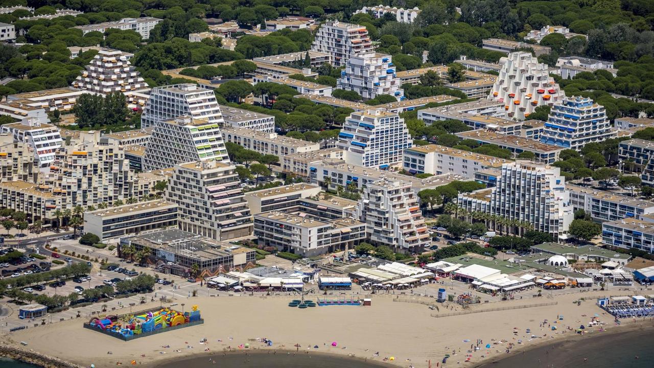 Pyramidenhäuser von La-Grande-Motte, La Grande-Motte, France, Languedoc-Roussillon, Frankreich Pyramidenhäuser von La-Grande-Motte, La Grande-Motte, France, Languedoc-Roussillon, Frankreich