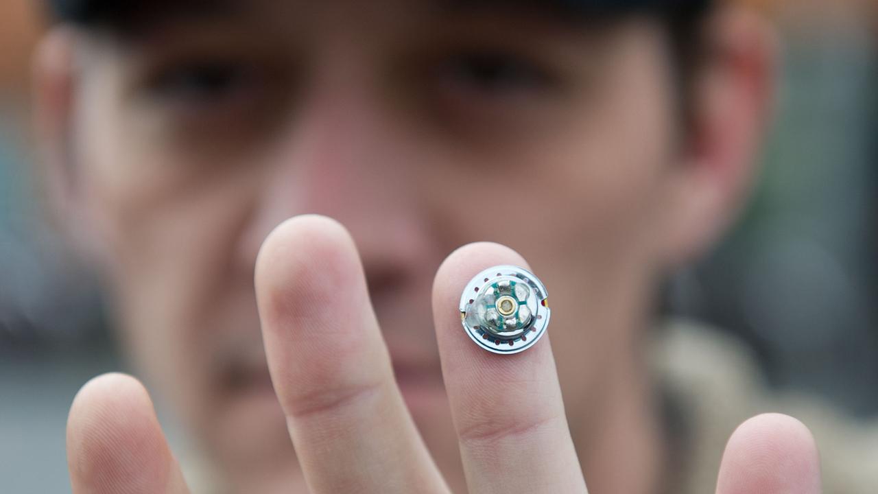 Der US-Amerikaner Tim Cannon hält durch Magnetismus einen Kopfhörermagneten an seinem Finger. Seit dem Frühjahr 2011 trägt Cannon einen Magneten im Finger. Leute mit derartigen Modifikationen bezeichnen sich als "Cyborgs".