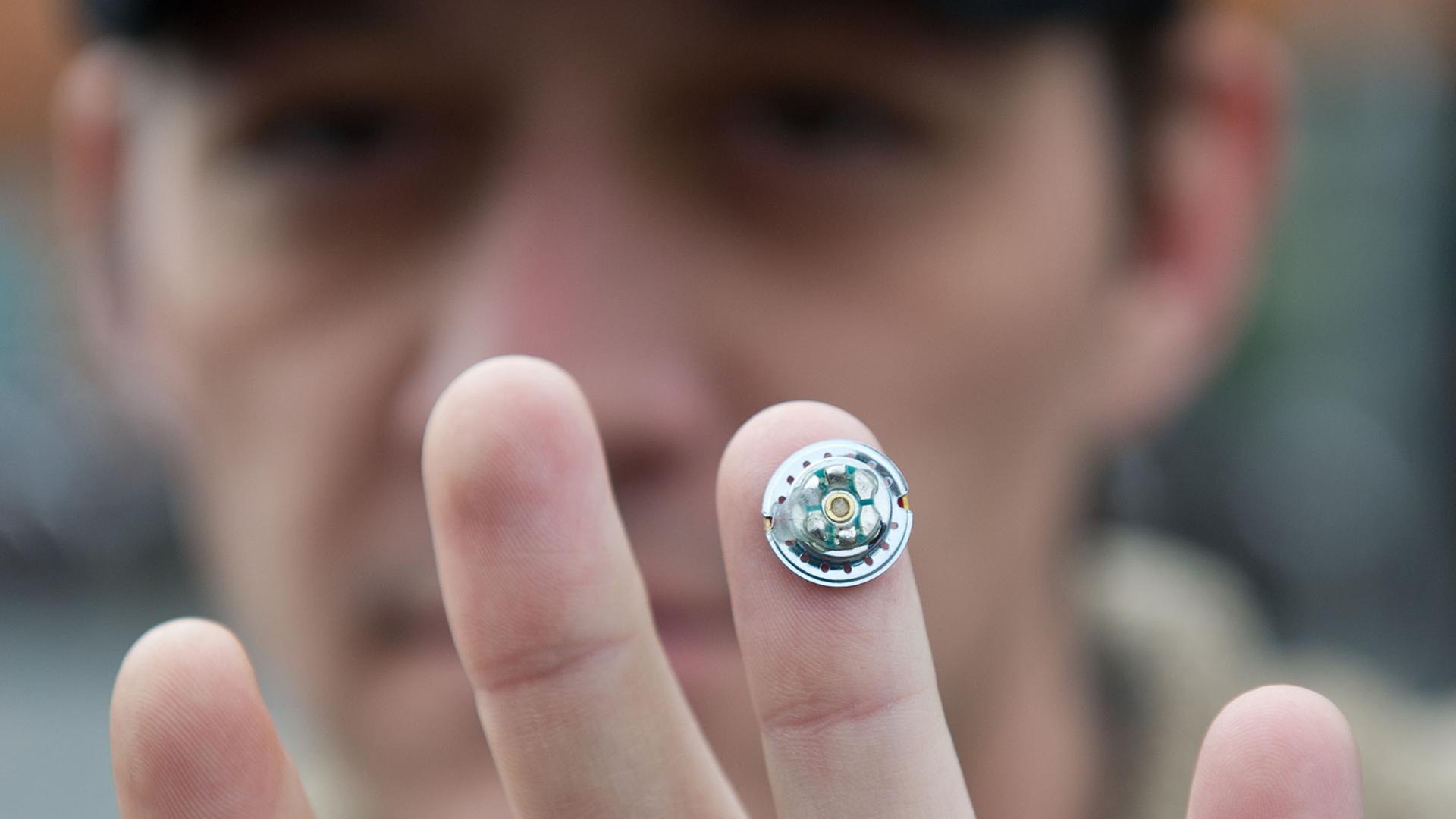 Der US-Amerikaner Tim Cannon trägt einen Magneten im Finger. Er bezeichnet sich als Cyborg. Der US-Amerikaner Tim Cannon trägt einen Magneten im Finger. Er bezeichnet sich als Cyborg.
