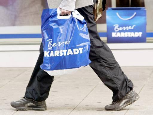 Bald aus umweltfreundlicher Verpackung: Ein Konsument trägt nach einem Einkauf bei Karstadt eine Plastiktüte des Kaufhauses