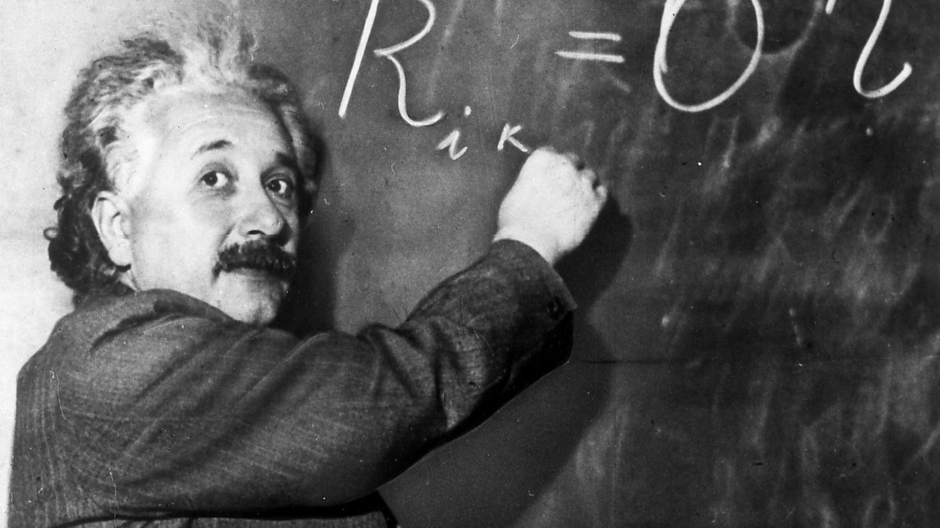 Albert Einstein schreibt während seiner Gastprofessur an der Princeton-University eine Gleichung zur Dichte der Milchstraße an die Tafel, aufgenommen am 14.1.1931 (Carnegie Institute, Mount Wilson