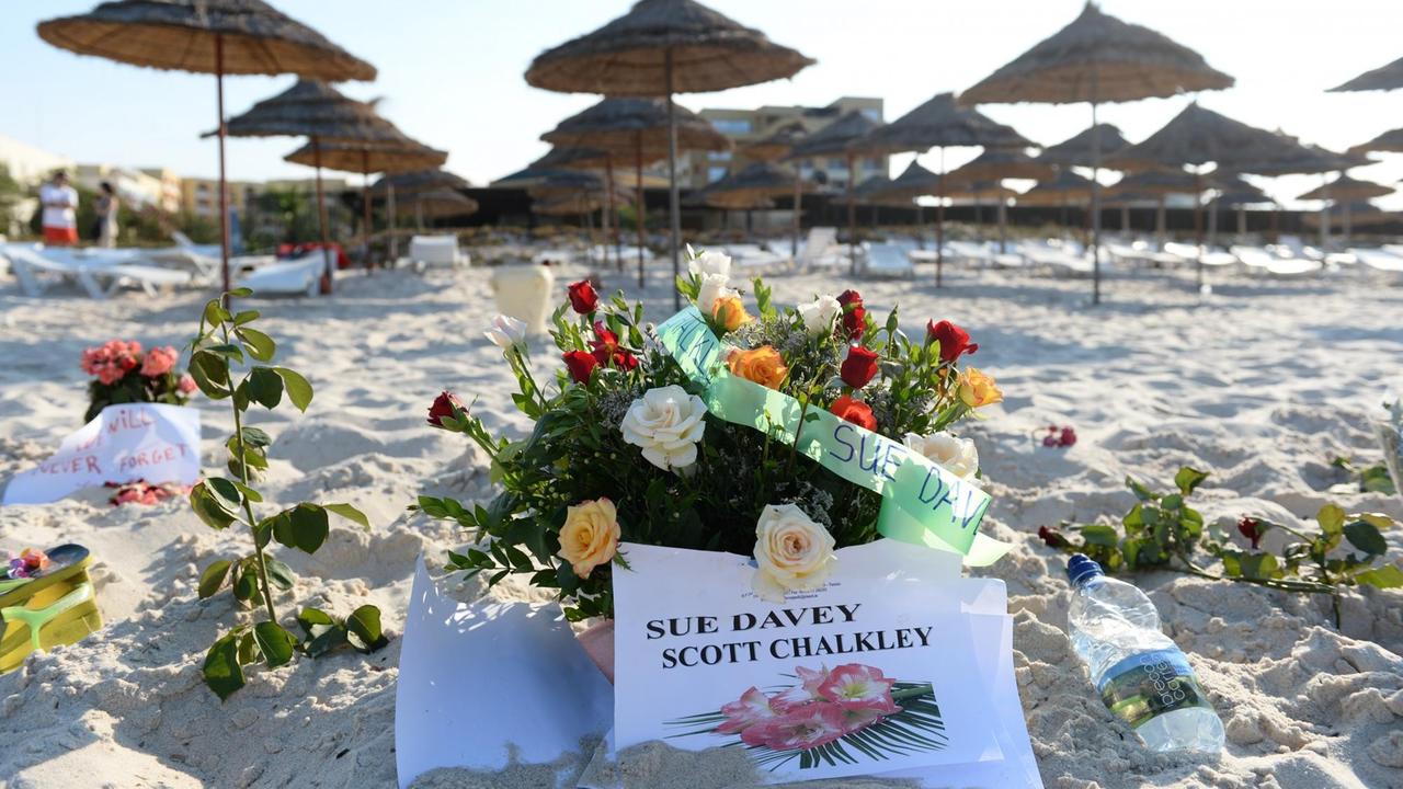 Blumen liegen am 28.06.2015 an der Stelle am Strand des Hotel Imperial Marhaba in Sousse (Tunesien), wo die Briten Sue Davey und Scott Chalkley erschossen wurden. Mindestens 38 Menschen starben bei einem Terroranschlag in dem tunesischen Badeort Sousse - größtenteils Urlauber.