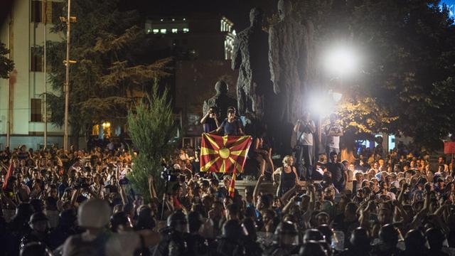 Demonstranten versammeln sich abends vor dem Parlament in Skopje am 20.06.2016 mit dem Slogan 'Bürger für Gerechtigkeit'