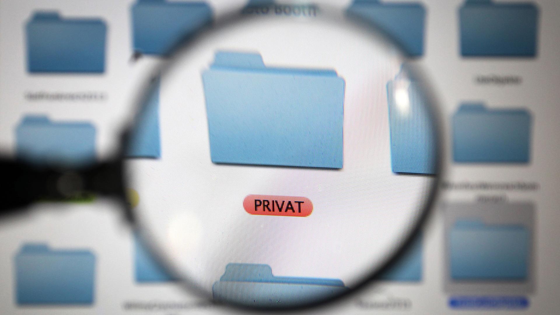 Ein mit "PRIVAT" gekennzeichneter Ordner auf dem Bildschirm eines Computers. Ein mit "PRIVAT" gekennzeichneter Ordner auf dem Bildschirm eines Computers.