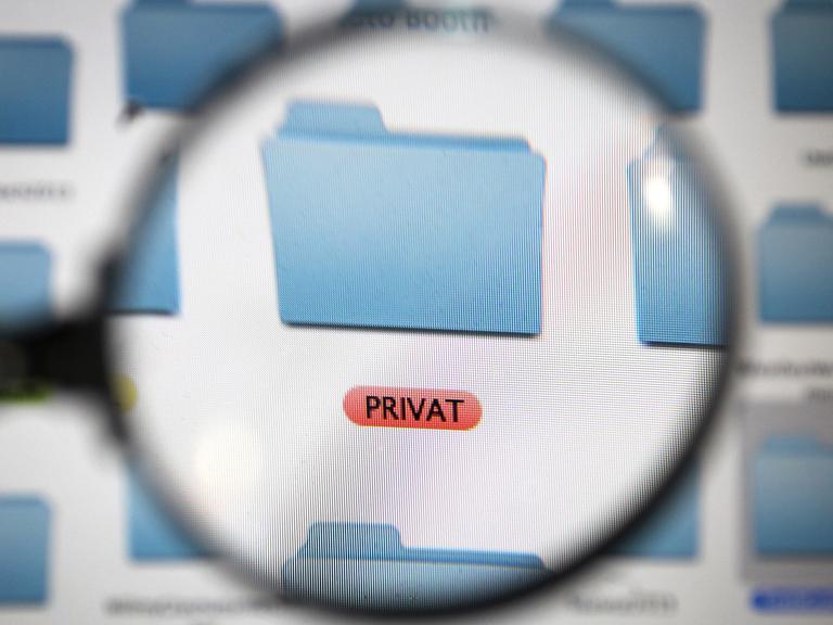 Ein mit "PRIVAT" gekennzeichneter Ordner auf dem Bildschirm eines Computers.