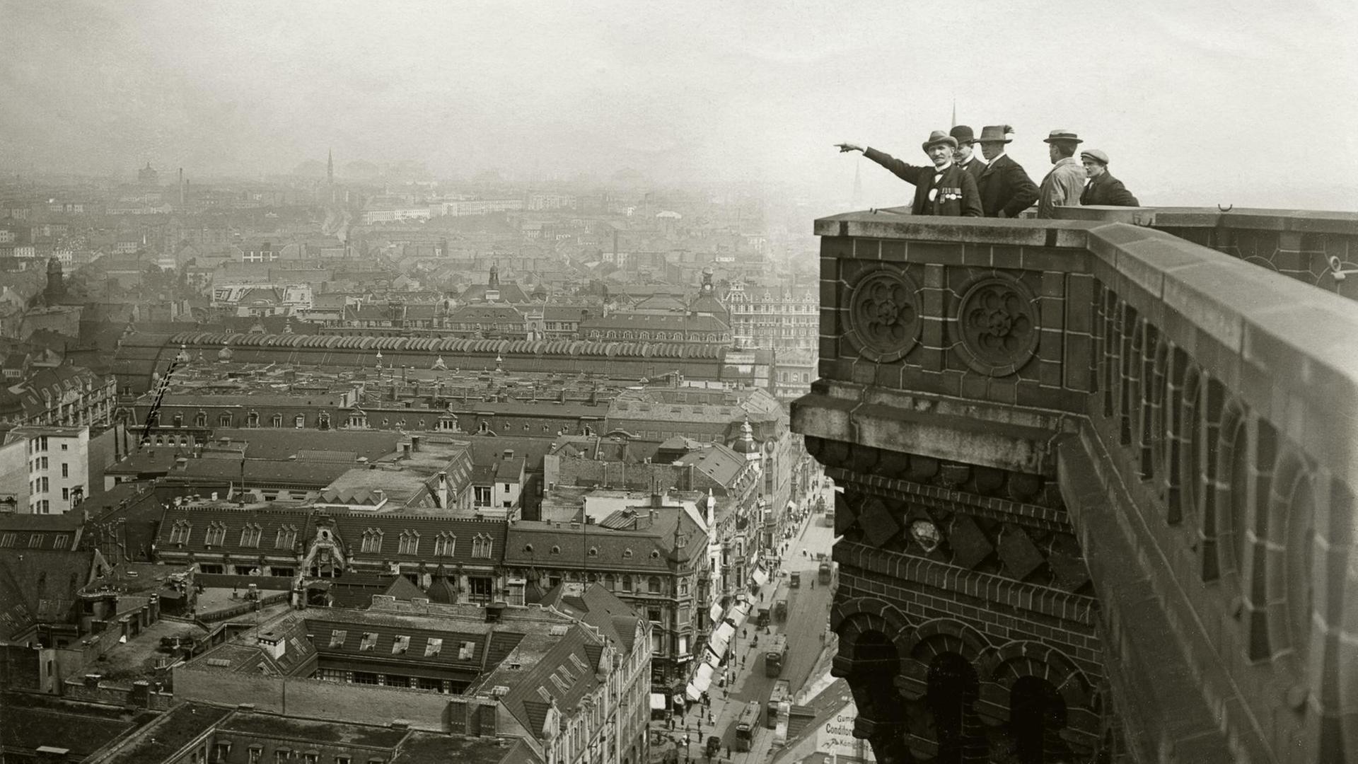 Historische Fotografie mit Blick von der Aussichtsplattform des Roten Rathauses nach Nordost auf die Königstraße und Bahnhof Alexanderplatz, 1910. Historische Fotografie mit Blick von der Aussichtsplattform des Roten Rathauses nach Nordost auf die Königstraße und Bahnhof Alexanderplatz, 1910.