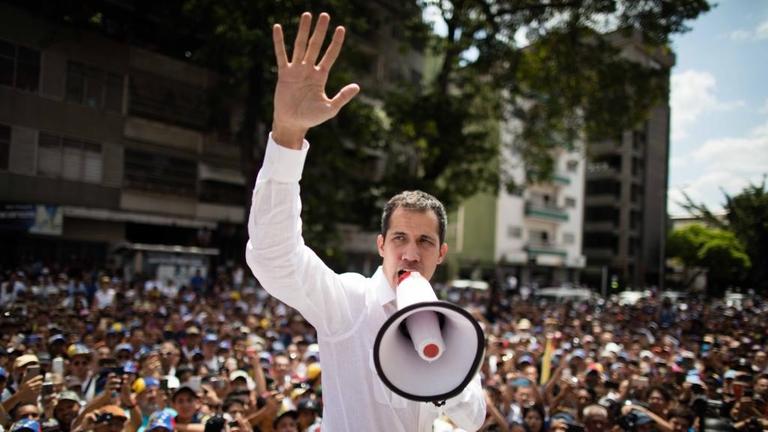Juan Guaido spricht in ein Megafon. Im Hintergrund sieht man Menschenmassen. Juan Guaido spricht in ein Megafon. Im Hintergrund sieht man Menschenmassen.